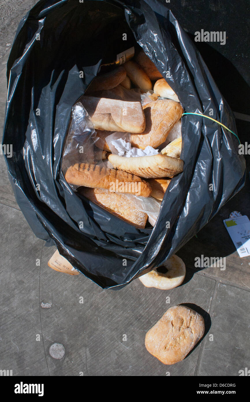 Sac poubelle ouvert avec les déchets alimentaires Banque D'Images