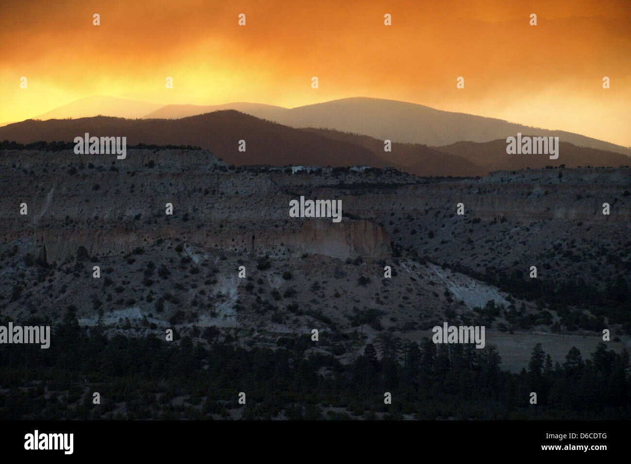 Le 27 juin 2011, un feu de forêt près du laboratoire national de Los Alamos au Nouveau-Mexique a menacé l'installation et les zones environnantes. L'incendie, connu sous le nom d'incendie de Conchas, a eu un impact sur l'environnement local et a été étroitement surveillé par les autorités. Banque D'Images