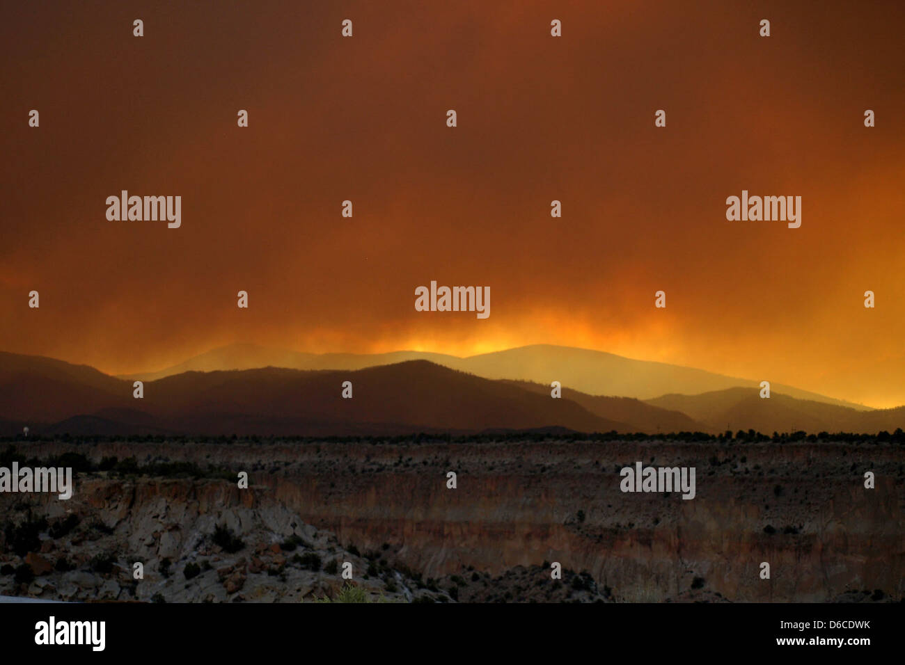 Cette image capture les conséquences de l'incendie du 27 juin 2011 au laboratoire national de Los Alamos, qui s'est produit près de la zone de feu de Conchas. L'incendie posait un risque pour le laboratoire et les zones avoisinantes, y compris les monts Jemez et la ville de Los Alamos. Banque D'Images