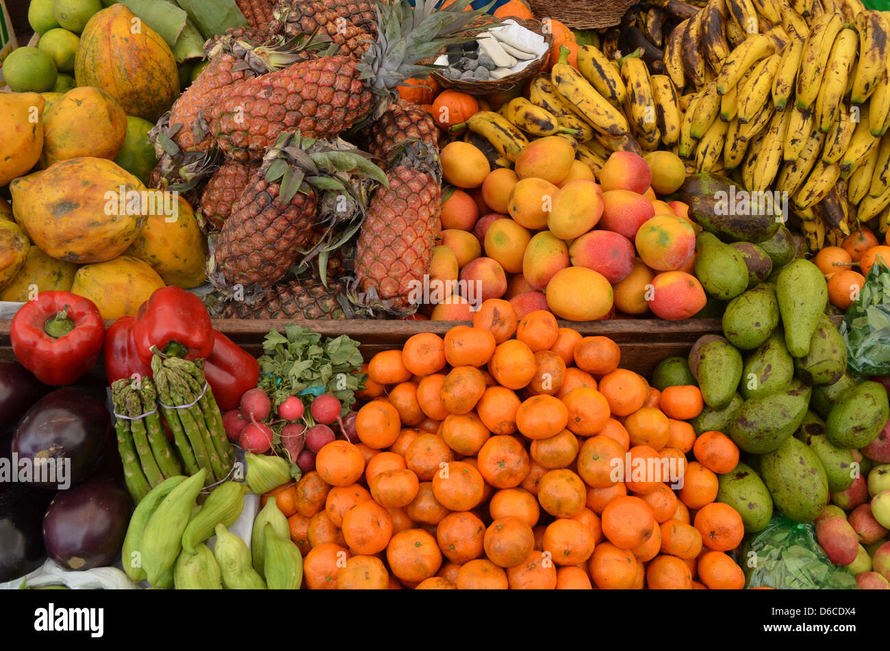 En vente de fruits sur un marché dans la Vallée Sacrée, Pérou Banque D'Images