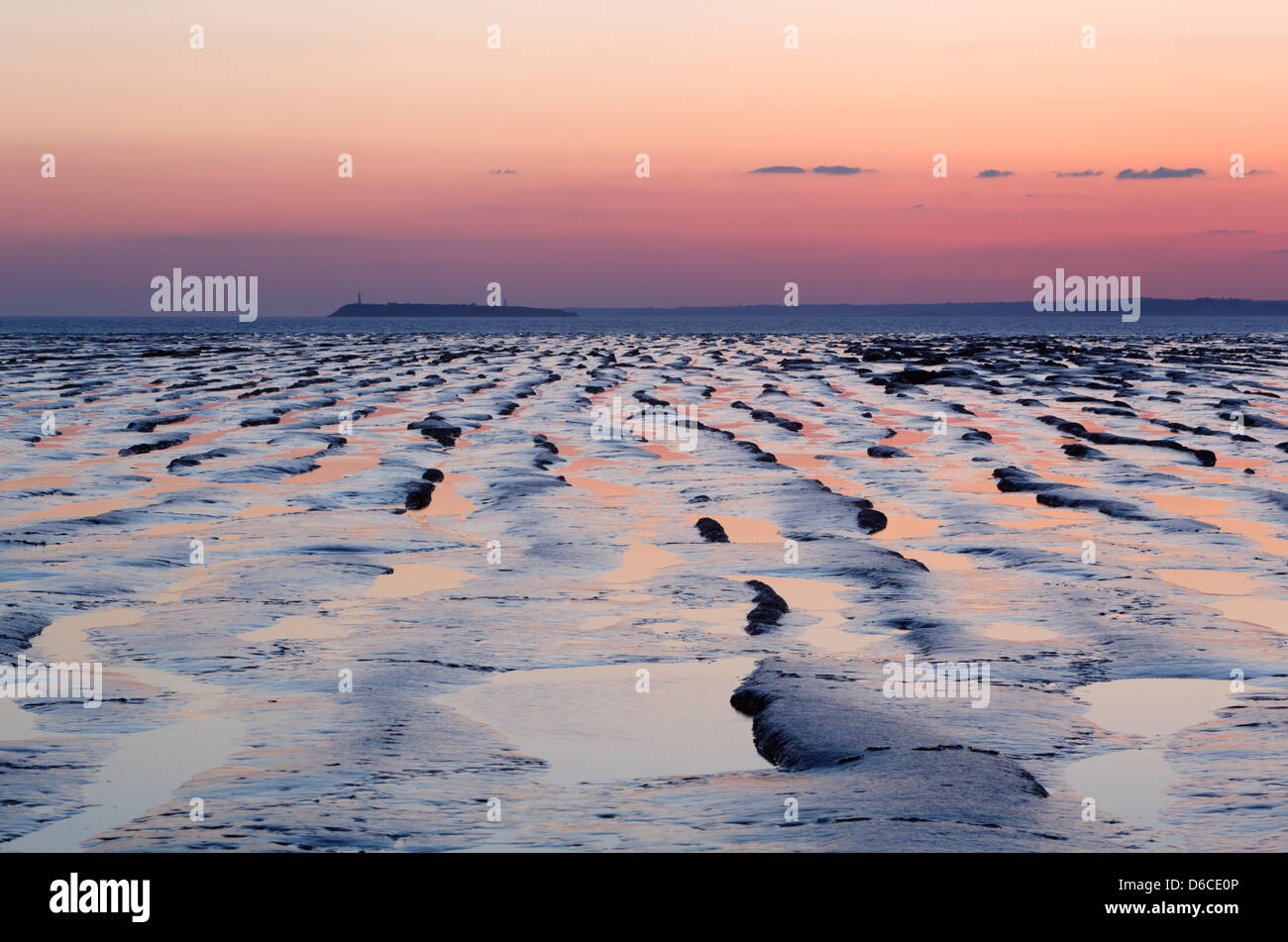 Dans les vasières de la baie de sable à la télévision vers l'île de Holm et le Canal de Bristol. Le Somerset. L'Angleterre. UK. Banque D'Images