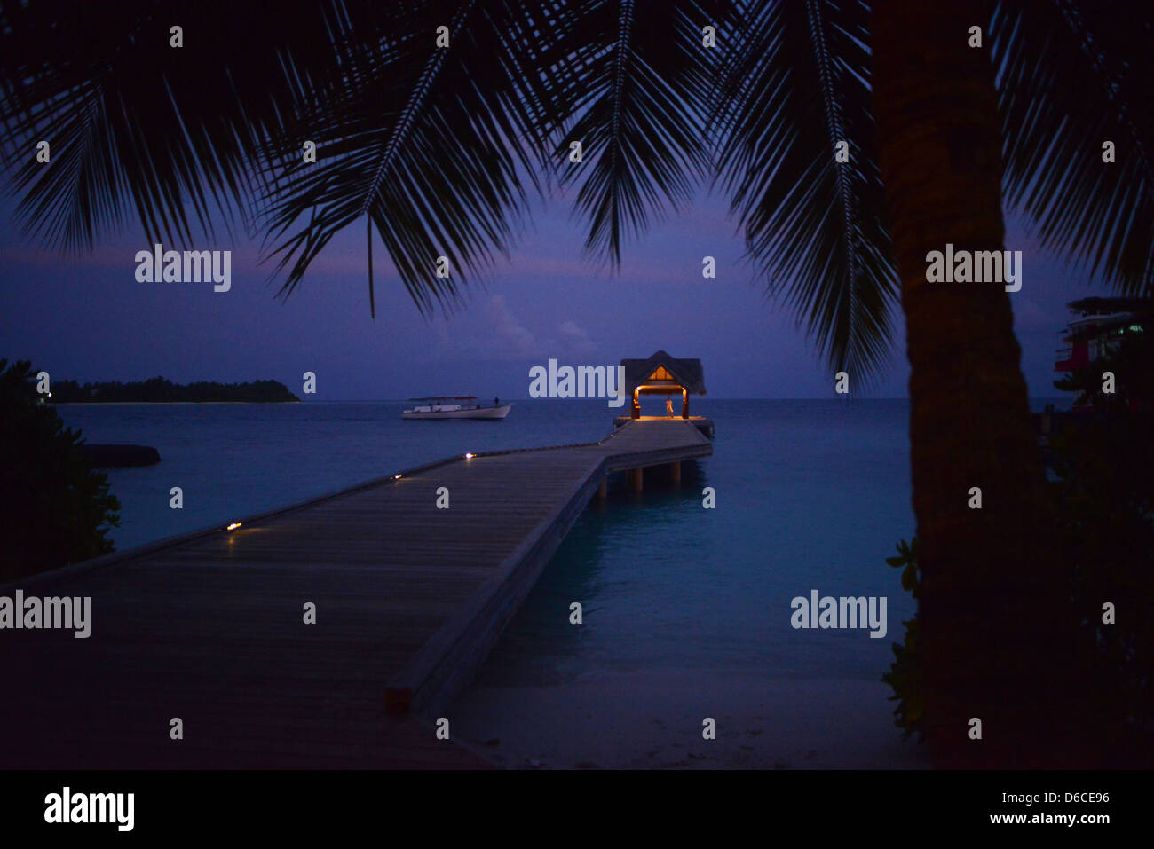 En attente à la fin de l'embarcadère pour un ferry sur l'île de Kuramathi Alifu Atoll Alifu sur dans les Maldives. Banque D'Images