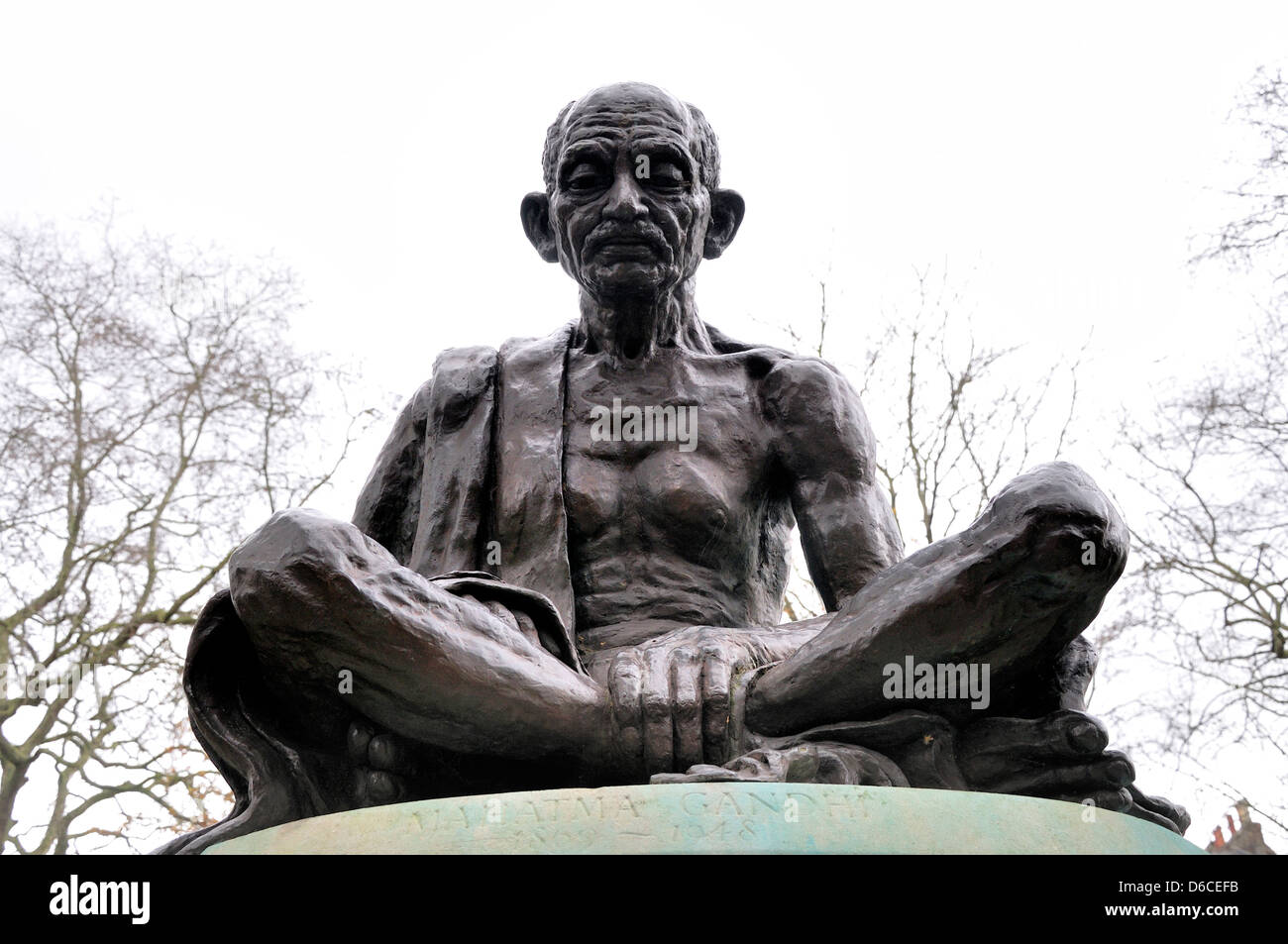 Londres, Angleterre, Royaume-Uni. Statue (1968) du Mahatma Gandhi (1869-1948) par Fredda brillant (1903-99) à Tavistock Square. Banque D'Images