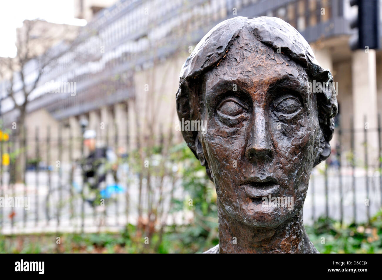 Londres, Angleterre, Royaume-Uni. Bust (2004) de Virginia Woolf (écrivain, 1882-1941) Tavistock Square, Bloomsbury. Banque D'Images