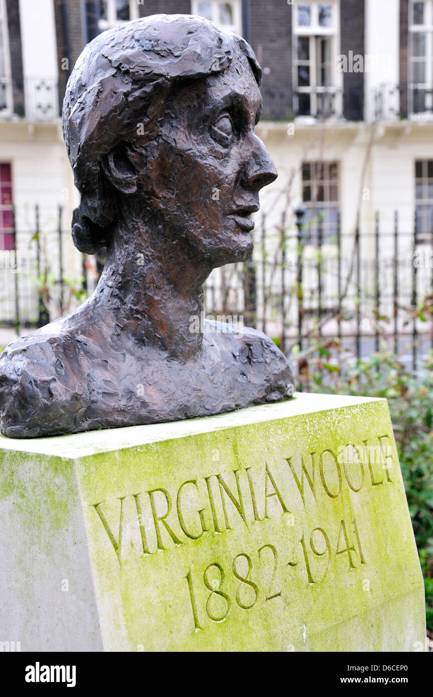 Londres, Angleterre, Royaume-Uni. Bust (2004) de Virginia Woolf (écrivain, 1882-1941) Tavistock Square, Bloomsbury. Banque D'Images