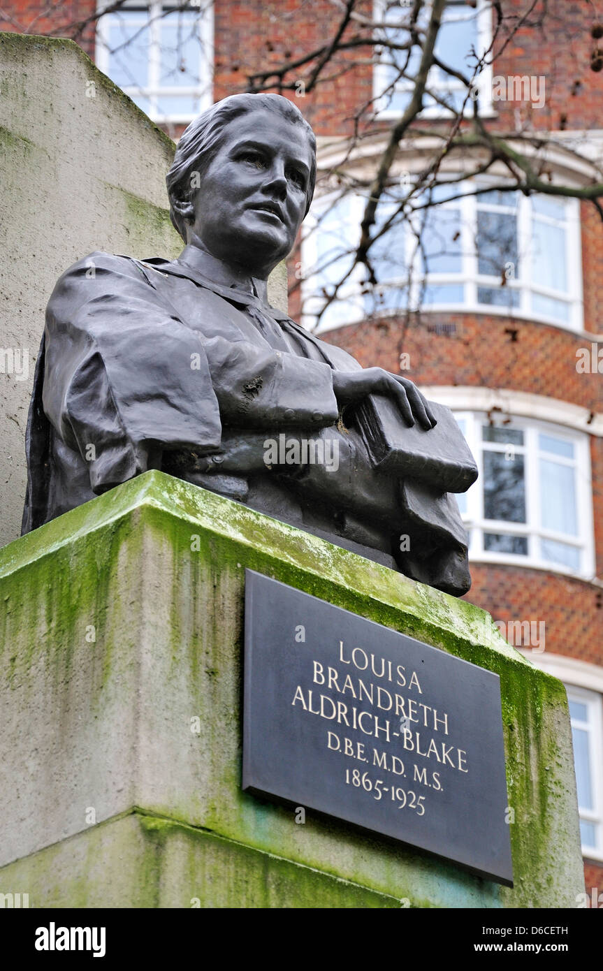 Londres, Angleterre, Royaume-Uni. Memorial (1927 par Arthur George Walker) à Dame Louisa Brandreth (première femme Aldrich-Blake sugeon) Banque D'Images