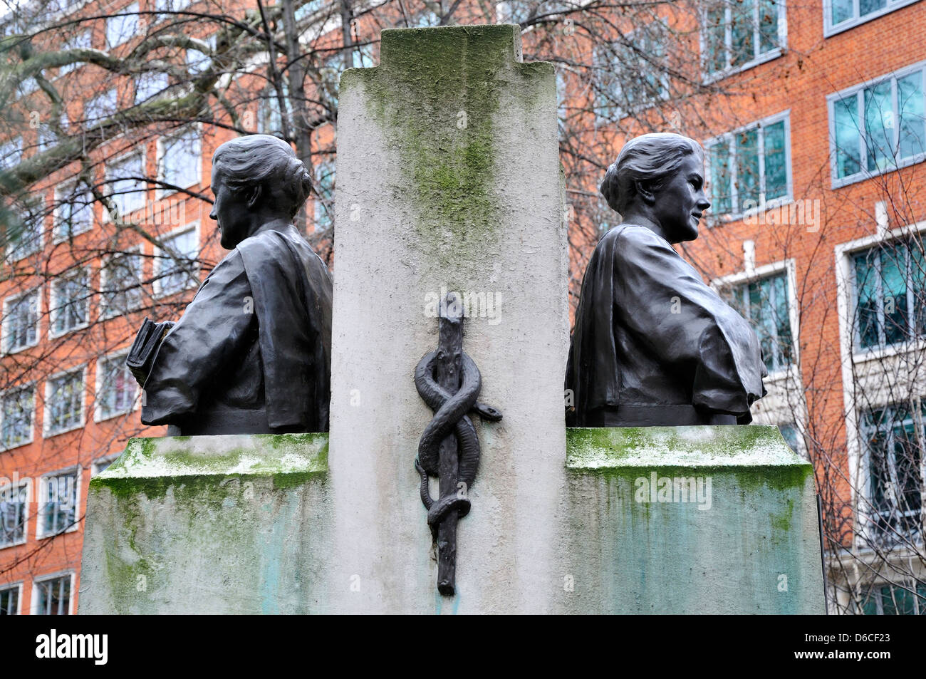 Londres, Angleterre, Royaume-Uni. Memorial (1927 par Arthur George Walker) à Dame Louisa Brandreth (première femme Aldrich-Blake sugeon) Banque D'Images