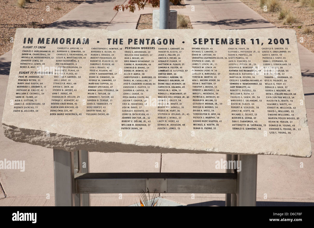 Le Mémorial du Pentagone de 9/11 commémore les victimes de l'attaque du Pentagone du 11 septembre 2001. Ce mémorial rend hommage aux victimes des attentats terroristes de Washington, D.C. aux côtés de l'histoire du laboratoire national de Los Alamos dans le développement atomique. Banque D'Images
