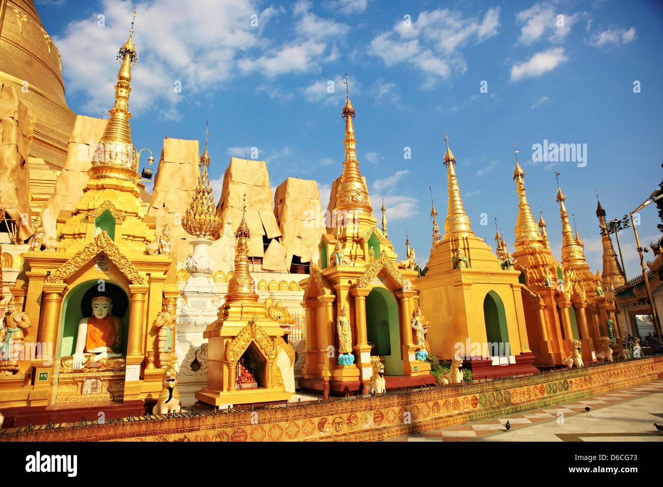 Les bâtiments et les endroits pour prier à la pagode Shwedagon à Yangon, Myanmar, 19 janvier 2013. Banque D'Images