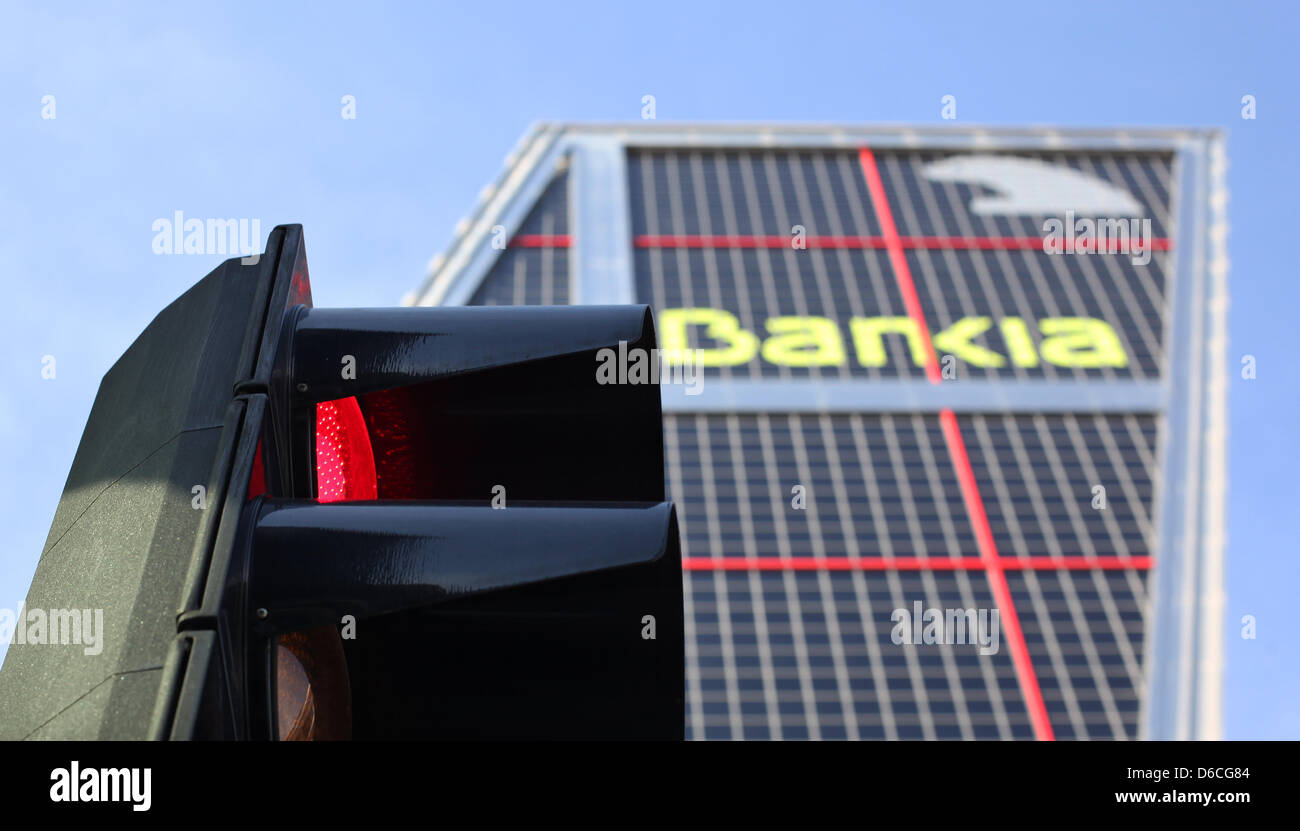 Le logo de la banque d'état espagnol Bankia, photographié avec les feux rouges à Madrid le 15.04.2013. Photo : Fabian Stratenschulte Banque D'Images