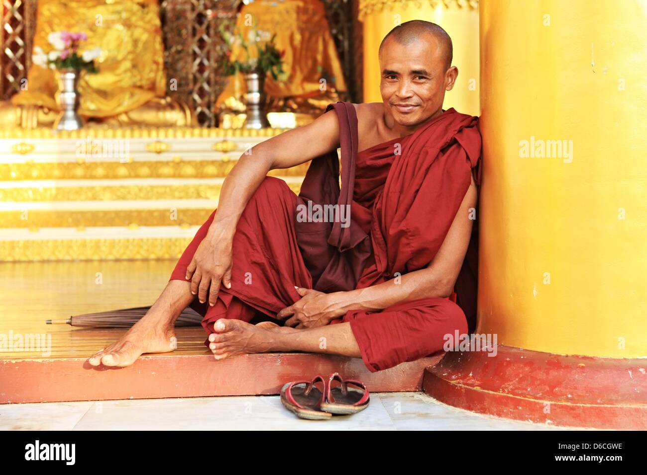 Un moine assis à la pagode Shwedagon à Yangon, Myanmar, 20 janvier 2013. Banque D'Images