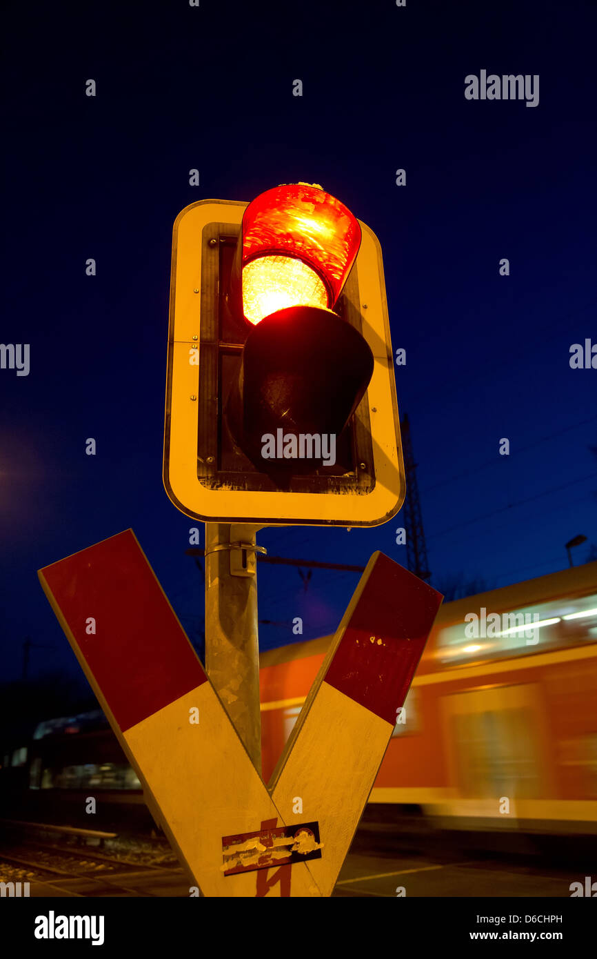 Berlin, Allemagne, une croix de Saint-André sur un passage à niveau Banque D'Images