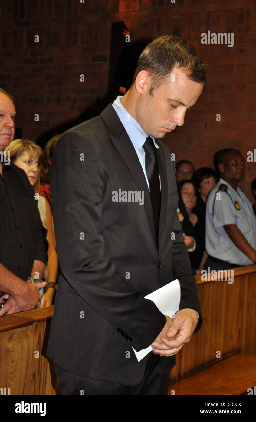 L'athlète paralympique Oscar Pistorius dans le dock pendant sa demande de remise en liberté pour le meurtre de son amie Reeva Steenkamp modèle. Banque D'Images