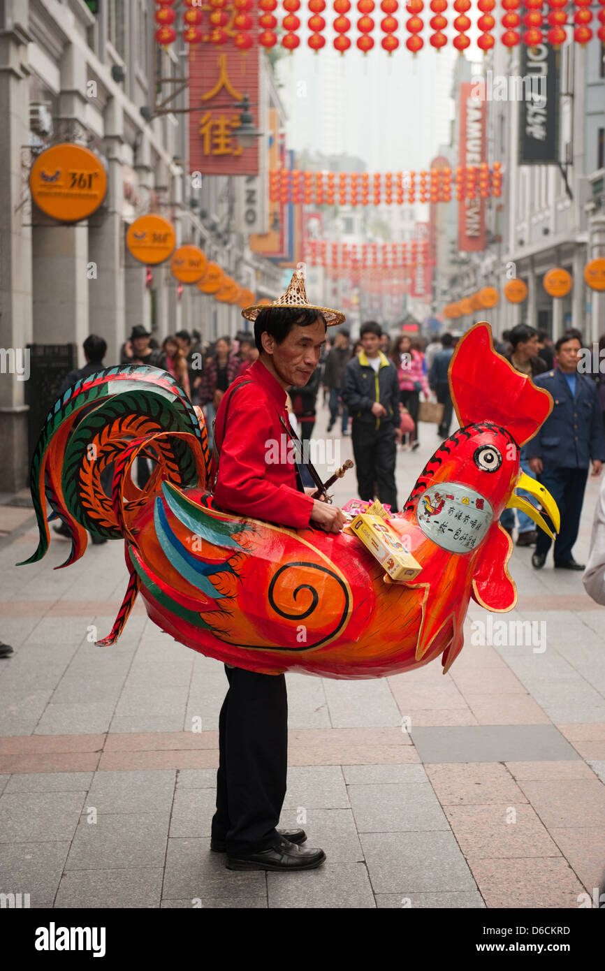 Guangzhou, Chine, les vendeurs de rue de la publicité dans un costume de  bite Photo Stock - Alamy