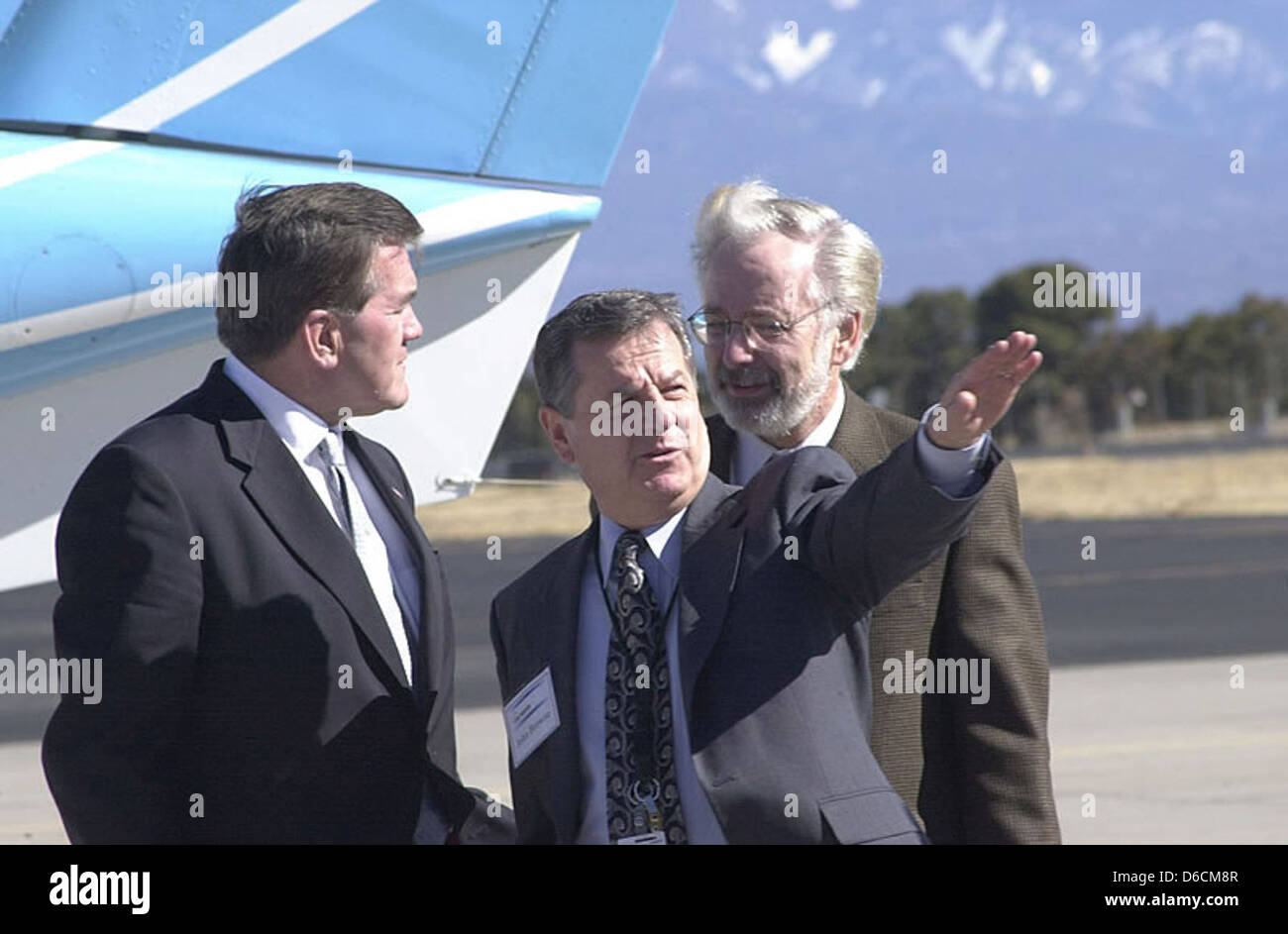 Tom Ridge, John Browne et John Immele sont photographiés au laboratoire national de Los Alamos. L'image capture ces personnages clés impliqués dans la recherche sur la bombe atomique du laboratoire au cours d'une période critique de l'histoire nucléaire américaine. Banque D'Images