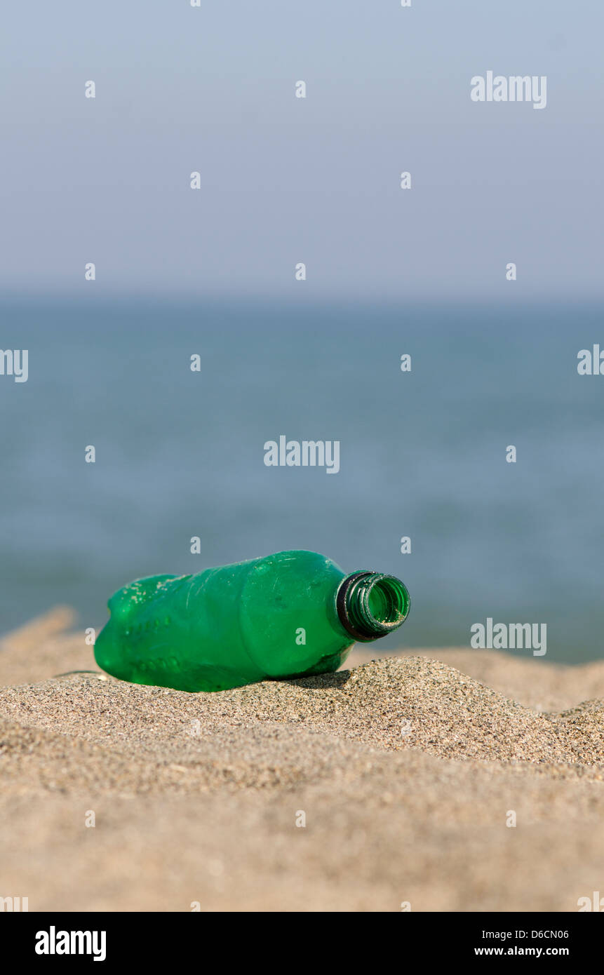 Vert Bouteille en plastique sur la plage, de l'Espagne. Banque D'Images