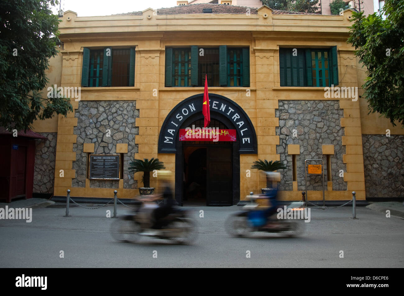 Street View de l'horizontale à l'extérieur du Musée de la prison Hoa Lo, Hỏa Lò Prison à Hanoï. Banque D'Images