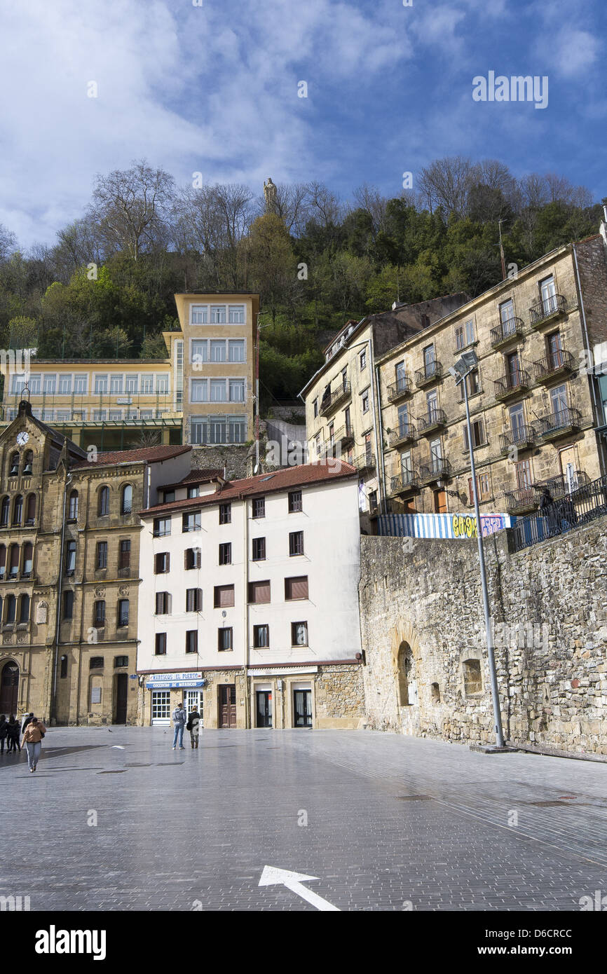 Les bâtiments de la vieille ville entourant le Port de San Sebastián avec Mont Urgull en arrière-plan, Pays Basque, Espagne Banque D'Images