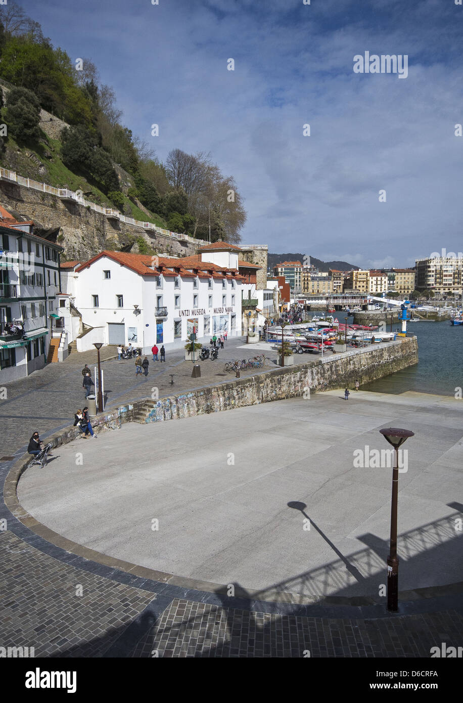 Le port et le Musée Naval de San Sebastian, Donostia, Pays Basque, Espagne Banque D'Images