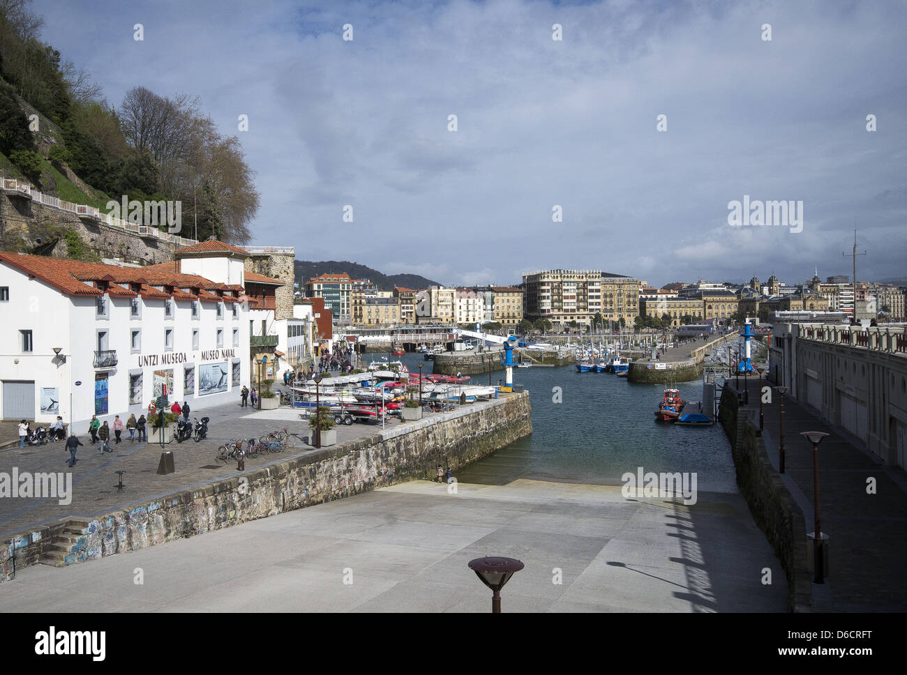 Le port et le Musée Naval de San Sebastian, Donostia, Pays Basque, Espagne Banque D'Images