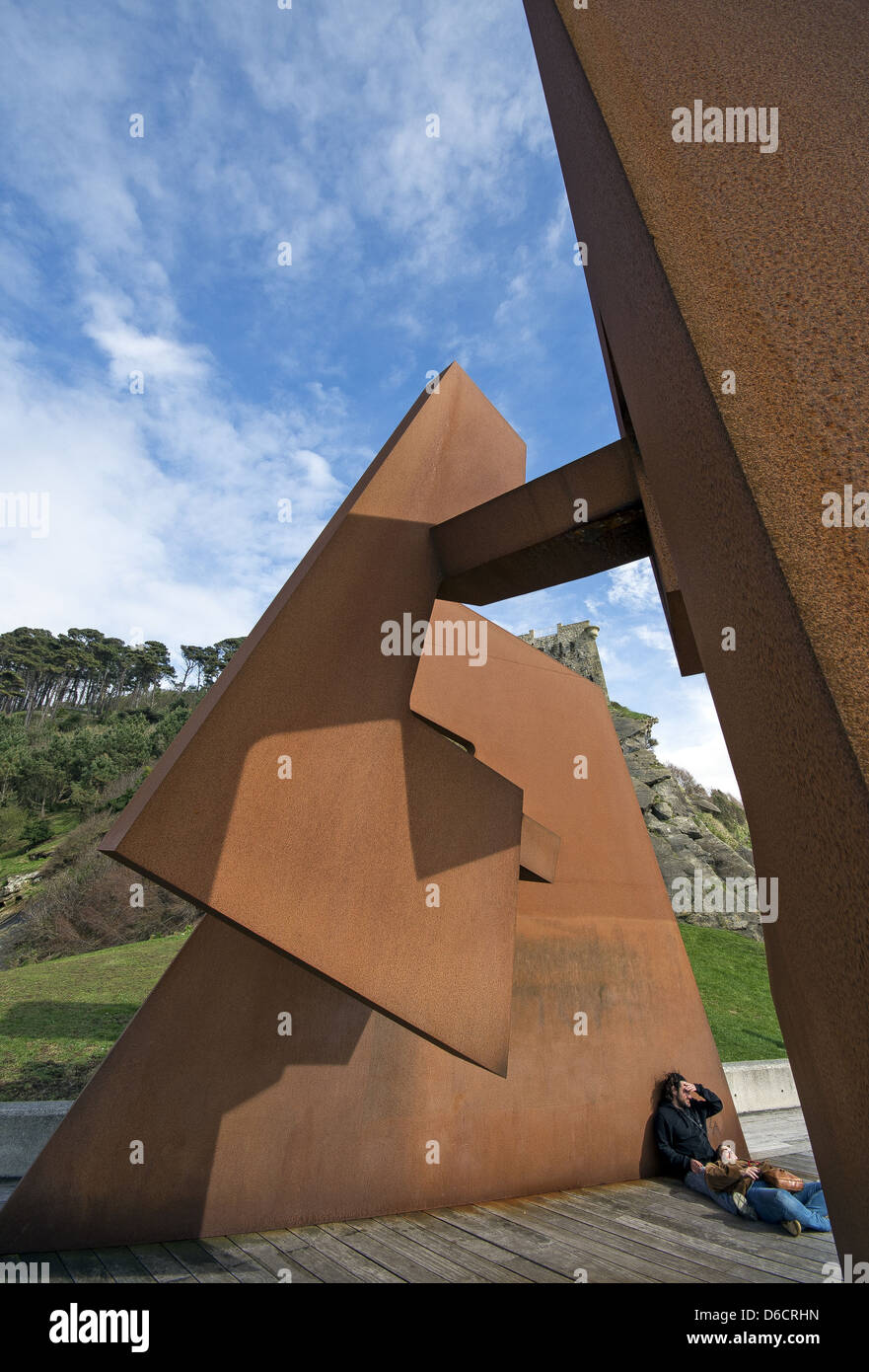 Sculpture sur la promenade Paseo Nuevo par Jorge Oteiza intitulé 'vide' de la construction à San Sebastian, Donostia, Pays Basque, Espagne Banque D'Images