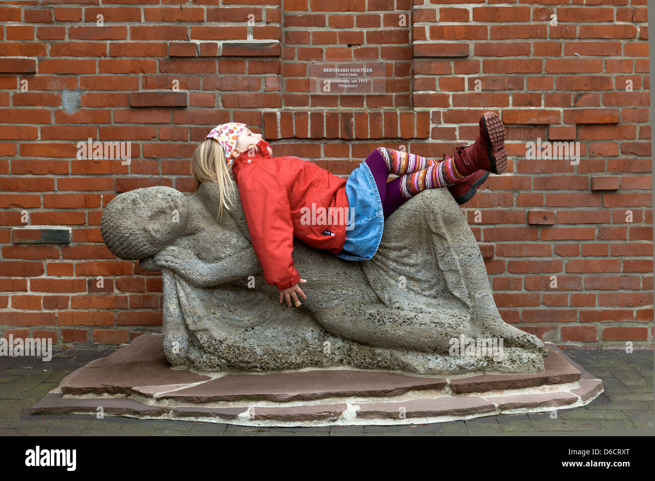 Lilienthal, Allemagne, une jeune fille se trouve sur une sculpture par Bernhard Hoetger Banque D'Images