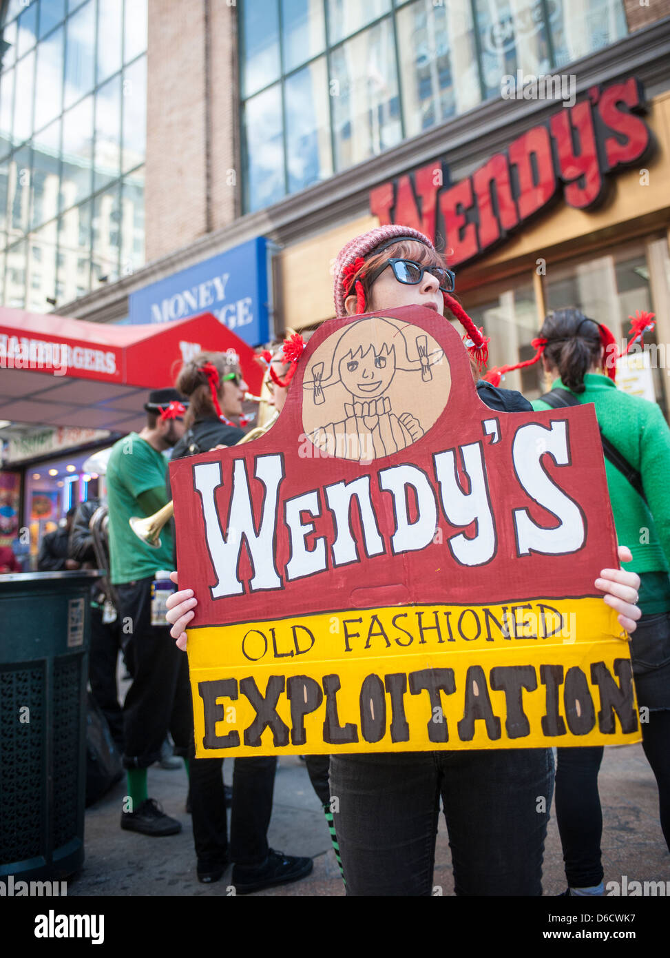Protestation ouvriers agricoles en face d'un fast food Wendy's restaurant dans le centre de Manhattan à New York Banque D'Images