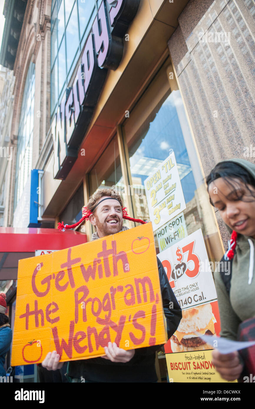 Protestation ouvriers agricoles en face d'un fast food Wendy's restaurant dans le centre de Manhattan à New York Banque D'Images