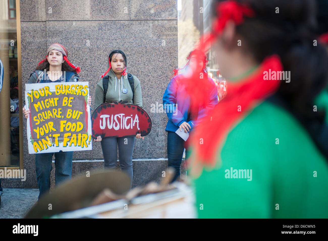 Protestation ouvriers agricoles en face d'un fast food Wendy's restaurant dans le centre de Manhattan à New York Banque D'Images