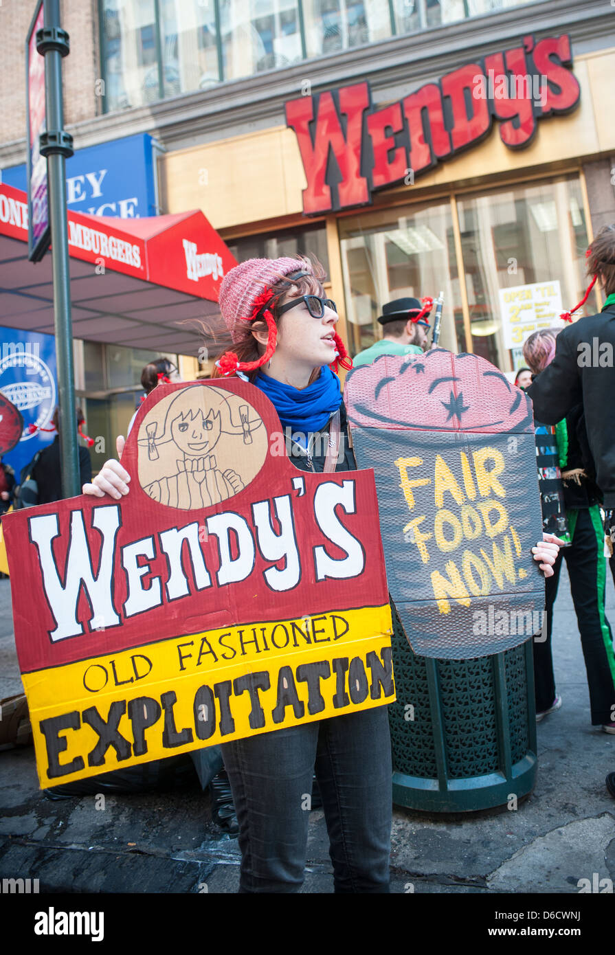Protestation ouvriers agricoles en face d'un fast food Wendy's restaurant dans le centre de Manhattan à New York Banque D'Images