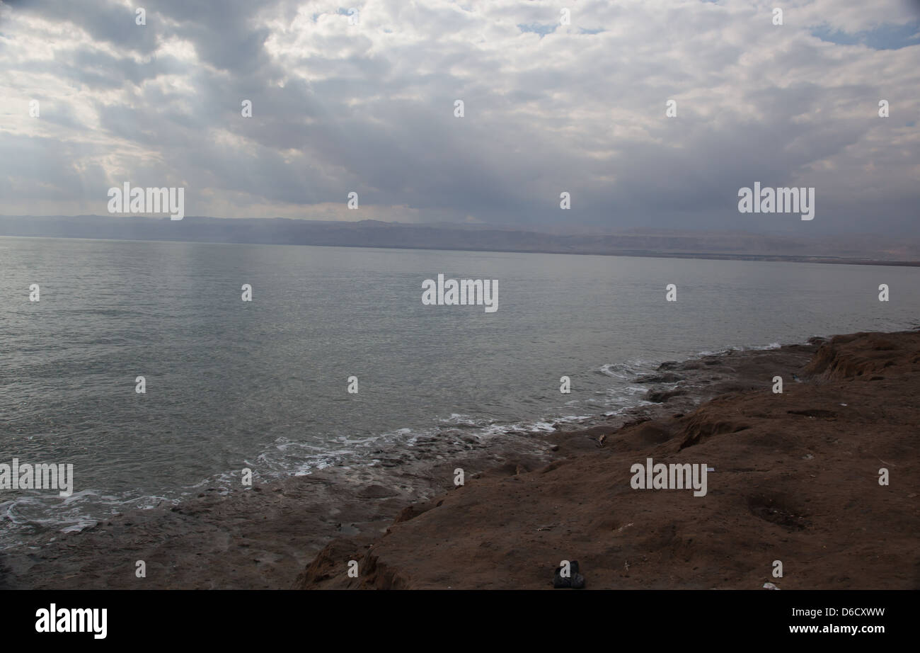 Mer morte sur le côté de la Jordanie, du paysage avec de l'eau et de boue noire qui est dit d'apporter la beauté Banque D'Images