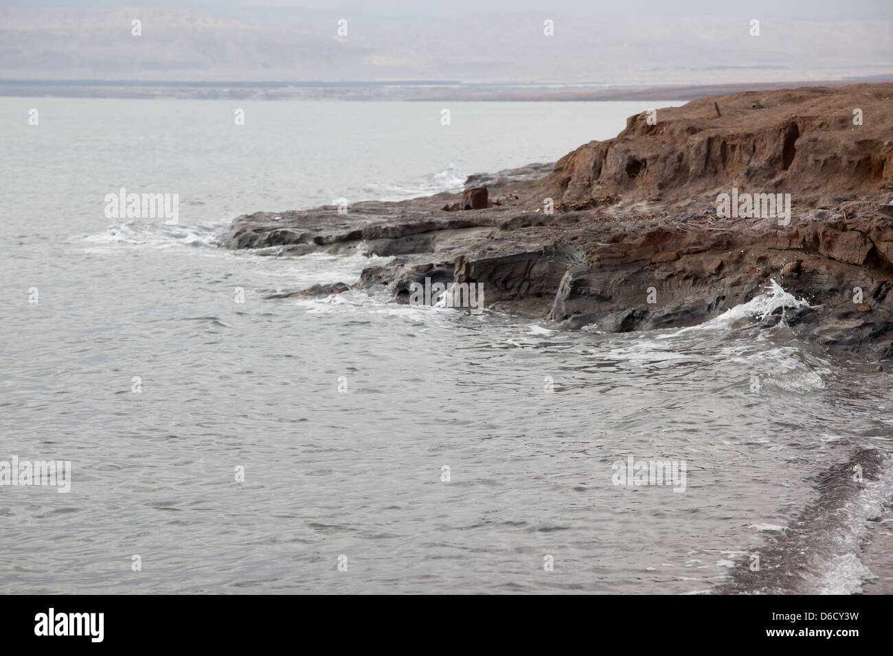 Mer morte sur le côté de la Jordanie, du paysage avec de l'eau et de boue noire qui est dit d'apporter la beauté Banque D'Images