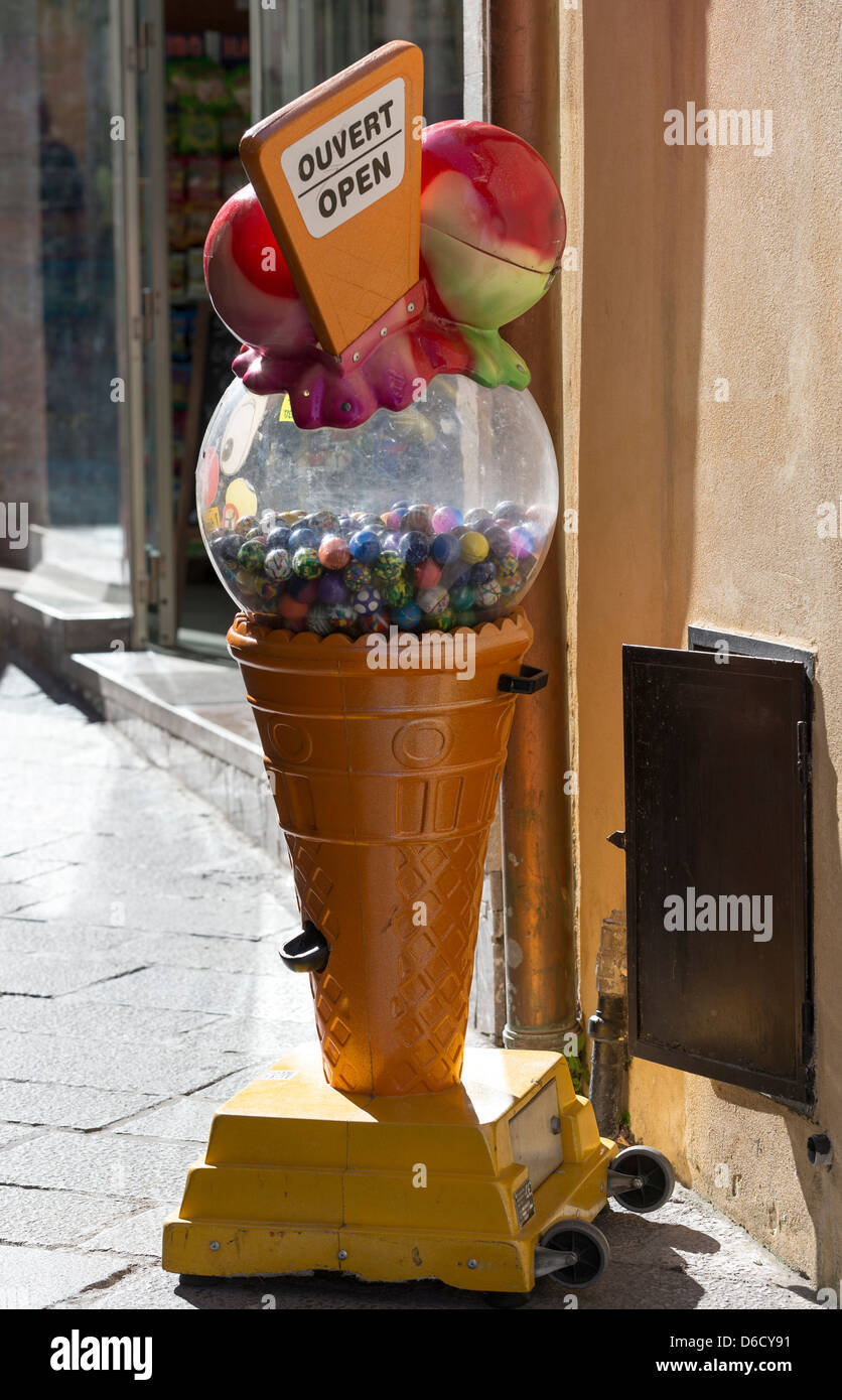 Cornet de glace géant Banque de photographies et d'images à haute  résolution - Alamy