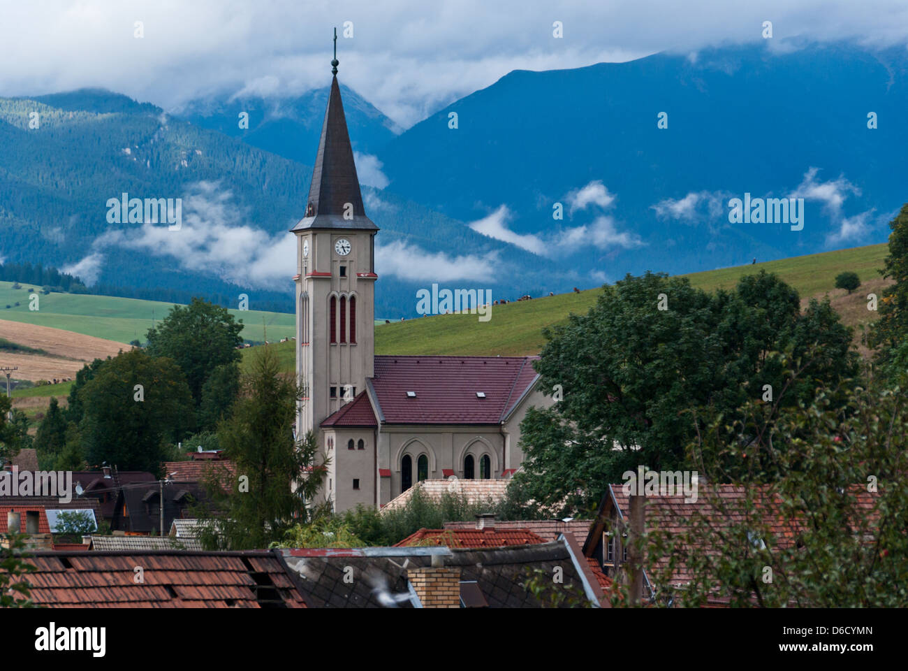 Église avec alpage et Tatra, au bg. Liptovsky Trnovec, Slovaquie Banque D'Images
