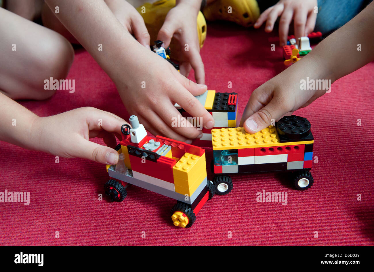 Berlin, Allemagne, les enfants jouant avec des voitures Lego dans une garderie Banque D'Images