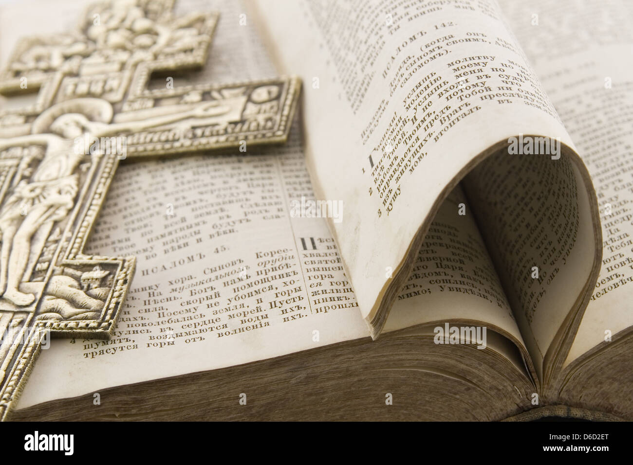 Bible avec grande croix en or sur elle Banque D'Images