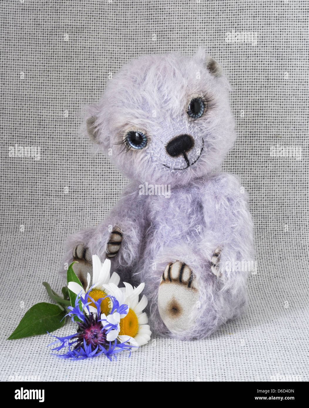 Lilac teddy-bear avec une bande de Banque D'Images