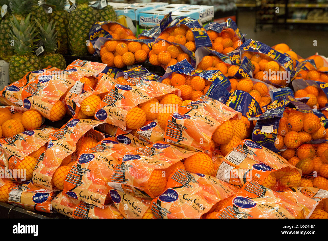 Sterling Heights, Michigan - Oranges et ananas dans la section d'épicerie d'un magasin Walmart. Banque D'Images