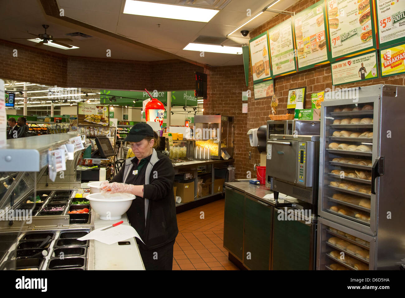 Sterling Heights, Michigan - un travailleur prépare la nourriture à une franchise de restauration rapide Subway situé à l'intérieur d'un magasin Walmart. Banque D'Images