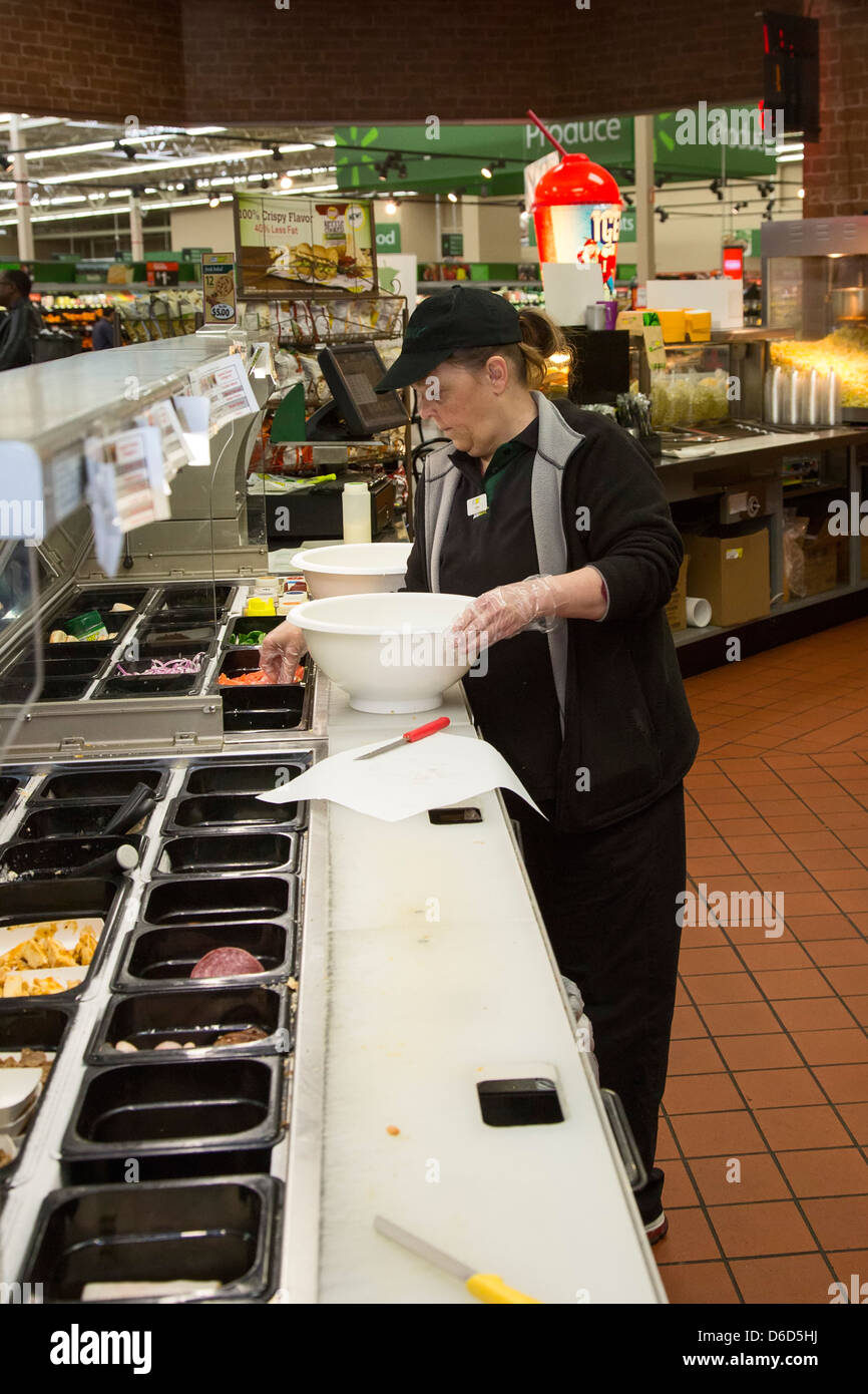 Sterling Heights, Michigan - un travailleur prépare la nourriture à une franchise de restauration rapide Subway situé à l'intérieur d'un magasin Walmart. Banque D'Images