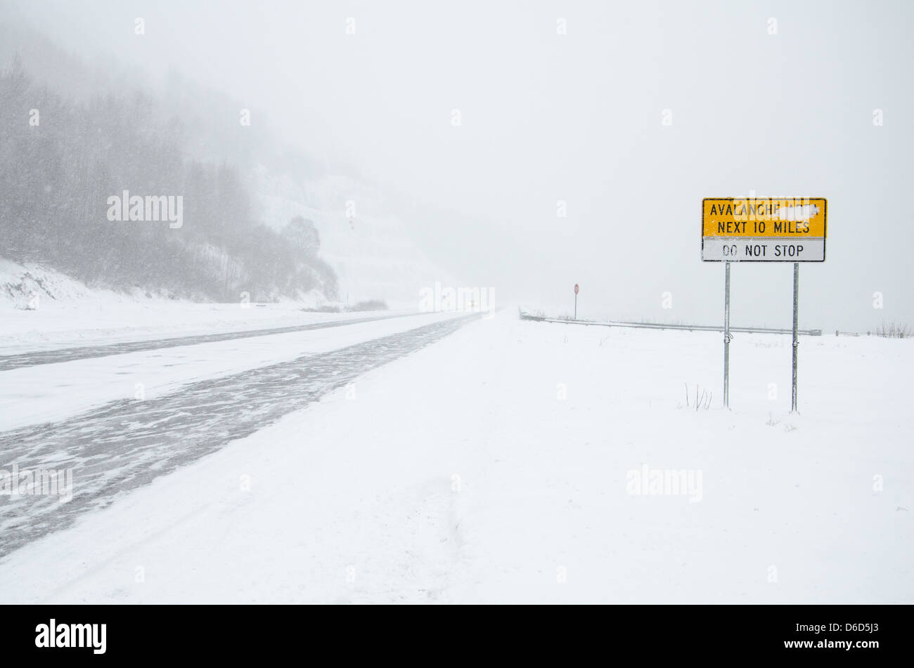 Zone d'Avalanche Warning sign on Seward Highway Banque D'Images