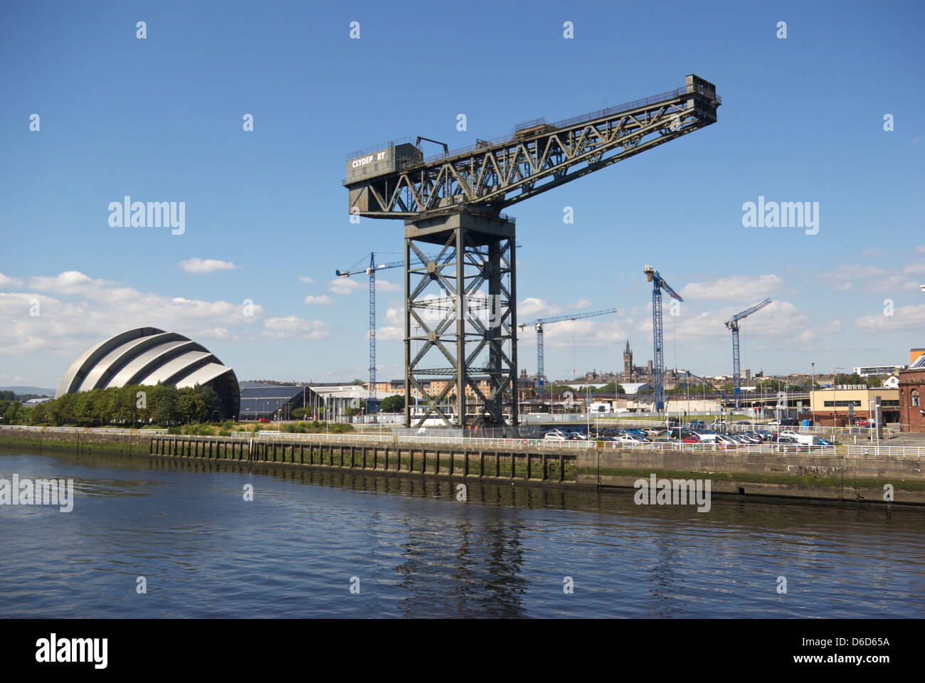 Finnieston crane sur Stobcross Quay Glasgow à côté de la Clyde Auditorium qui est connu localement comme "l'Armadillo'. Banque D'Images