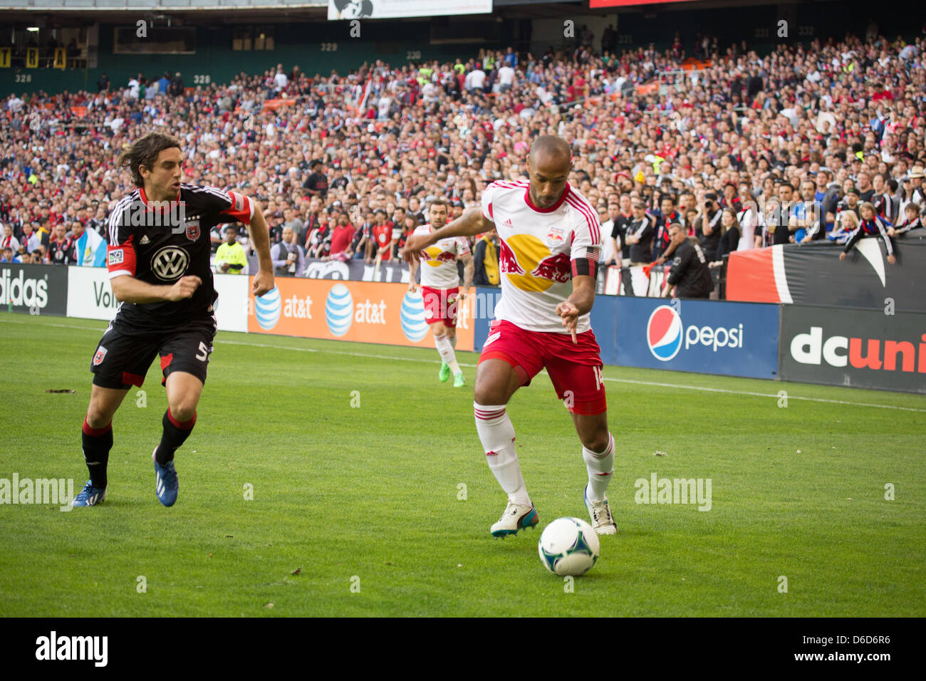 13 avril 2013 NY4 New York RedBulls en avant Thierry Henry (14) Henry prend la balle dans la boîte. Henry marque le 1er but. Banque D'Images