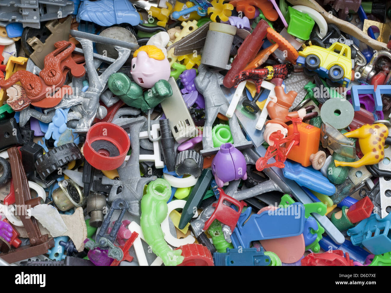 Oublié vieux jouets cassés Photo Stock - Alamy