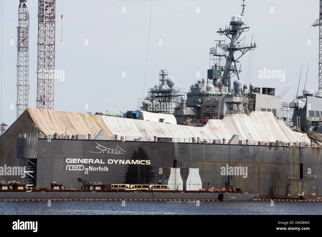 Un destroyer de la classe Arleigh Burke peut être vu dans une cale sèche de réparation à la General Dynamics NASSCO shipyard à Norfolk, en Virginie Banque D'Images