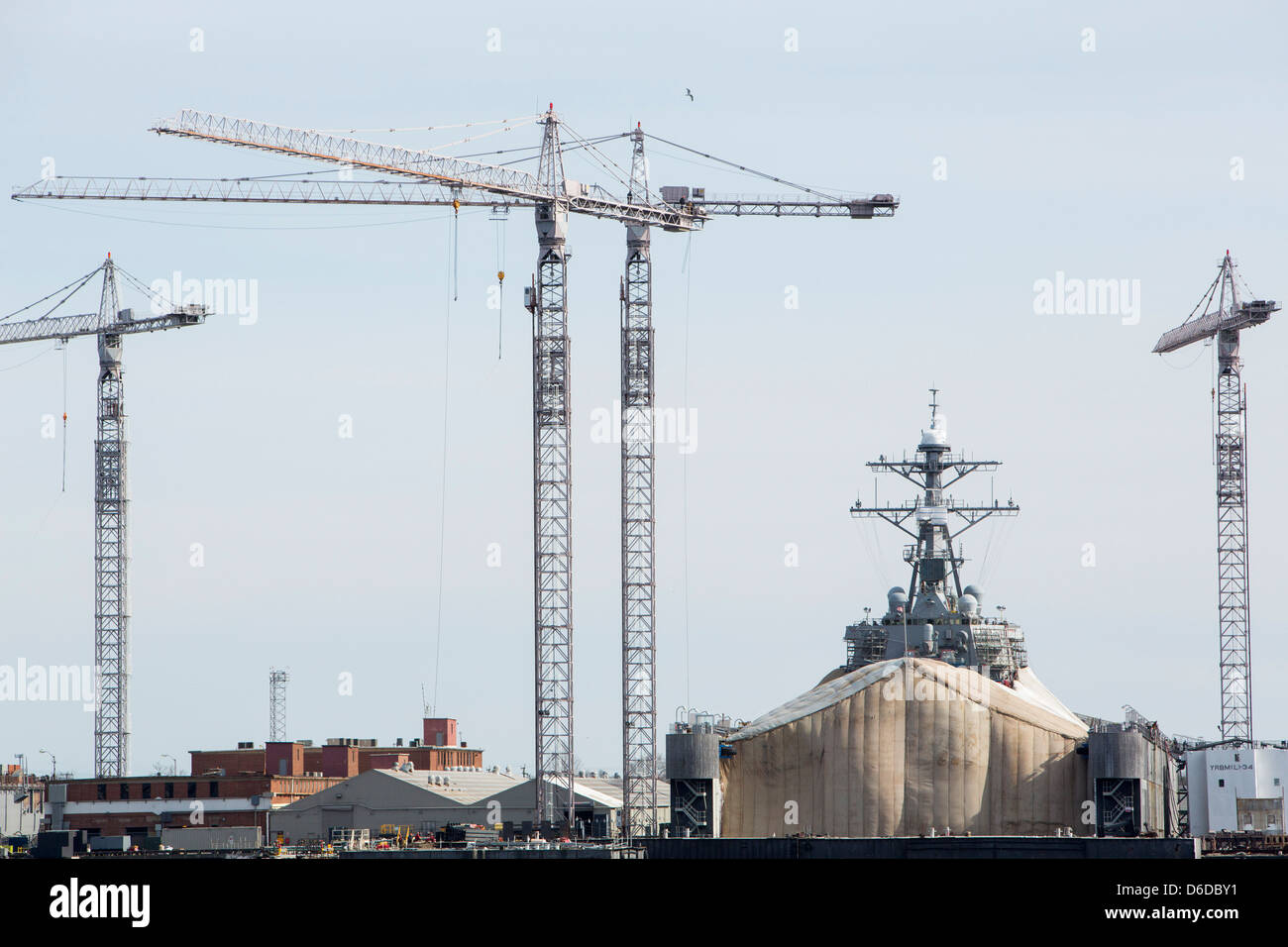 Un destroyer de la classe Arleigh Burke peut être vu dans une cale sèche de réparation à la General Dynamics NASSCO shipyard à Norfolk, en Virginie Banque D'Images