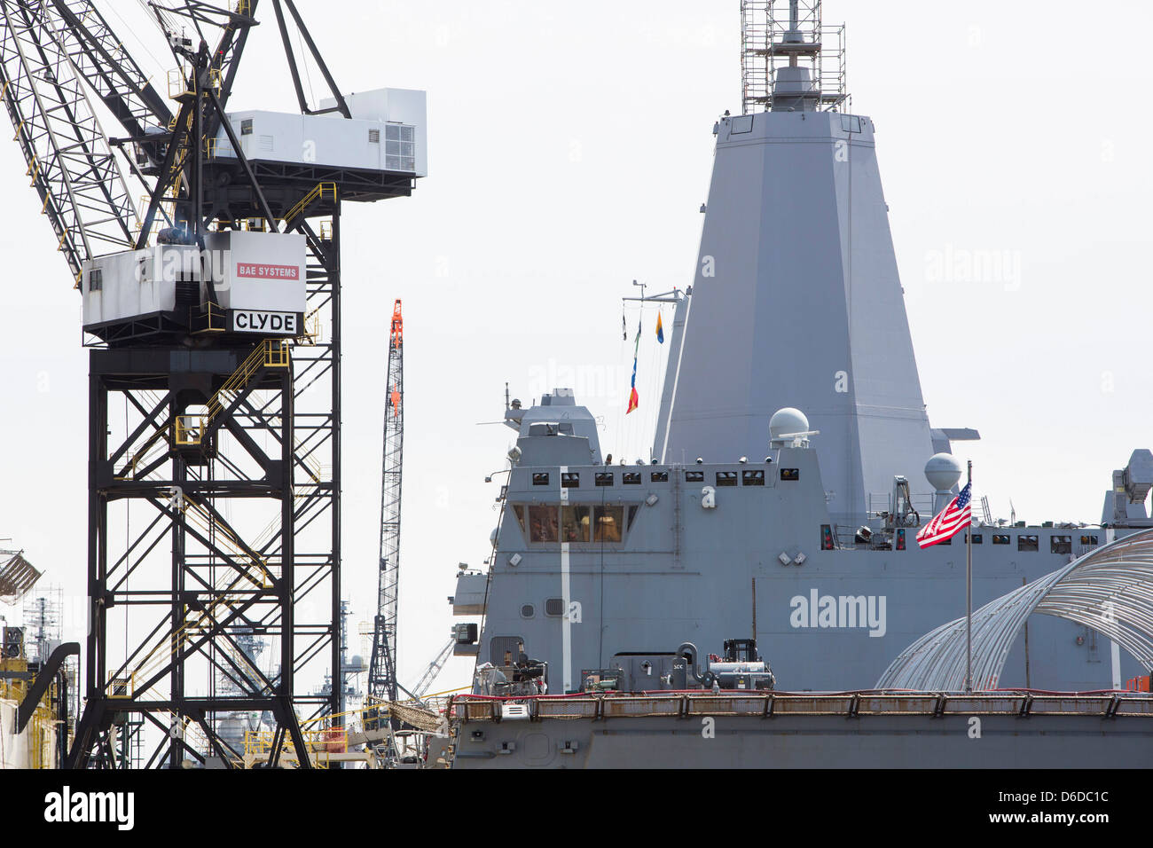 Les navires de la marine des États-Unis en réparation dans les chantiers navals de BAE Systems à Norfolk, en Virginie Banque D'Images
