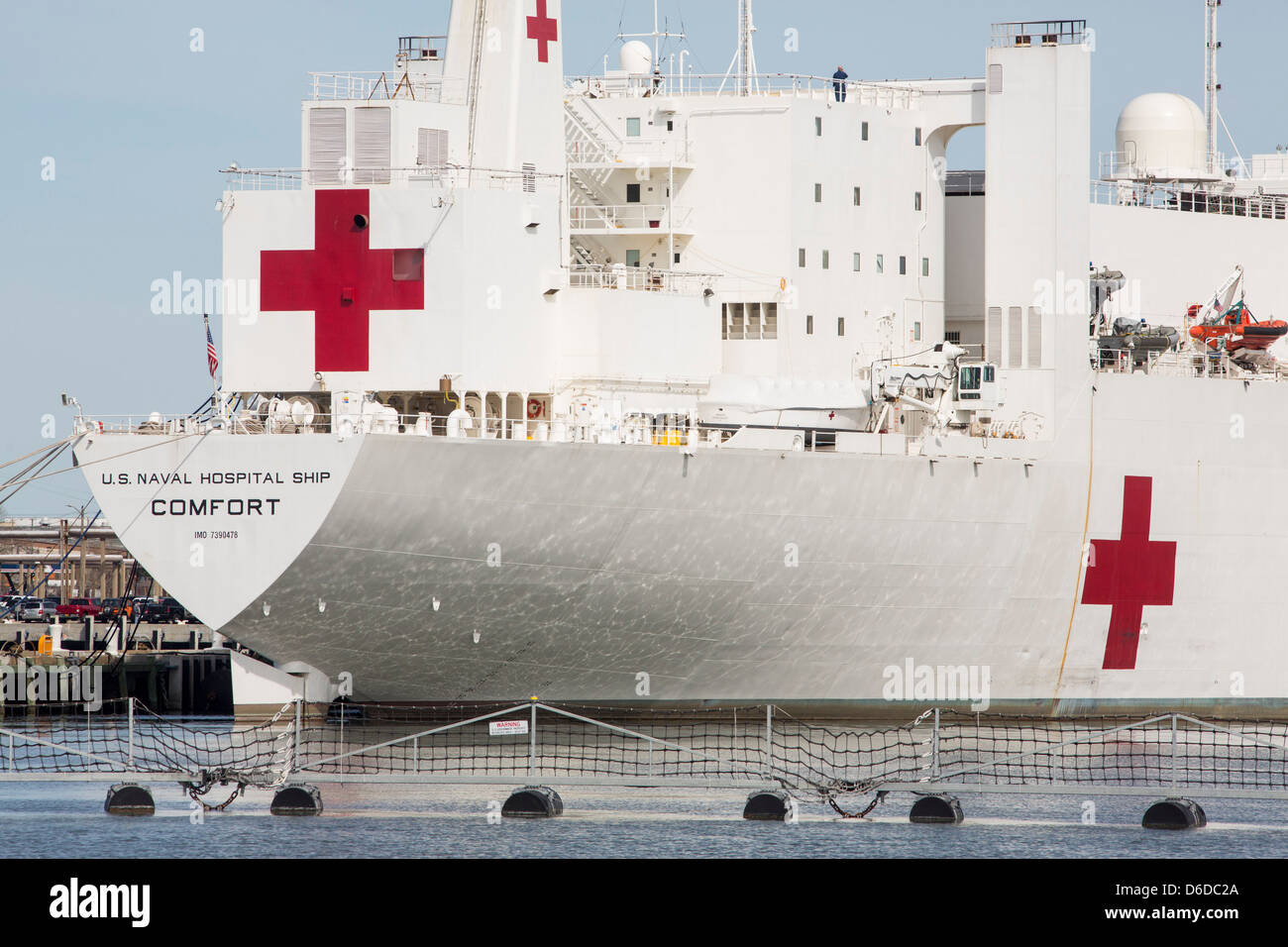Les États-Unis navire-hôpital Comfort à port au Naval Station Norfolk. Banque D'Images