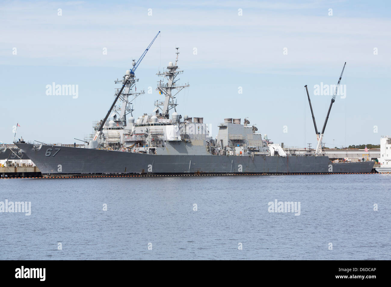 La classe Arleigh Burke destroyer USS Cole (DDG-67) au port à Naval Station Norfolk. Banque D'Images