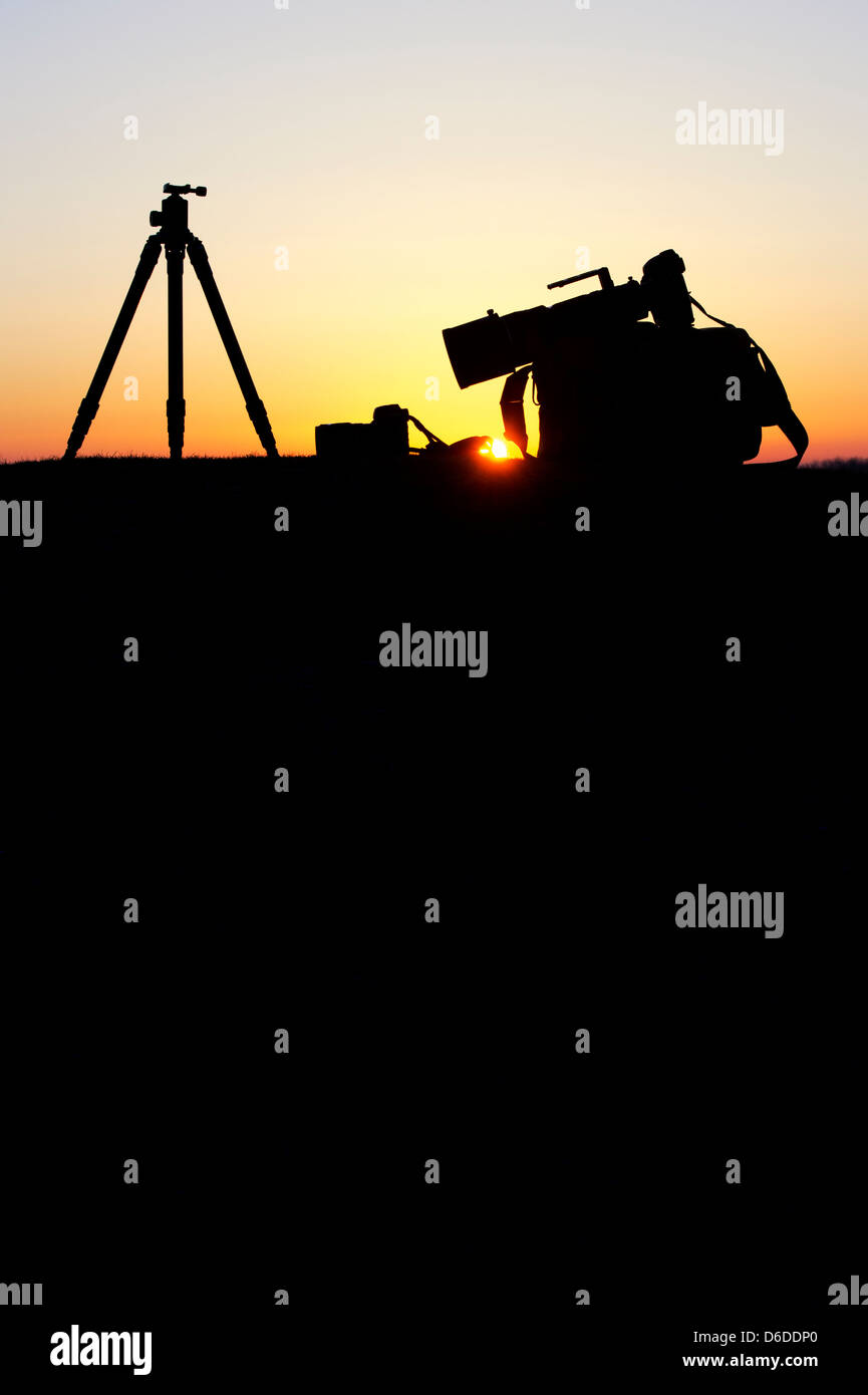 L'équipement de l'appareil photo au lever du soleil. Silhouette Banque D'Images